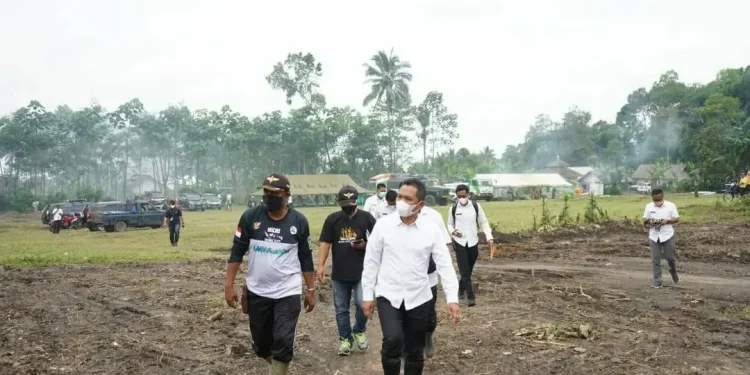 TInjau persiapan huntara pengungsi korban erupsi Gunung Semeru