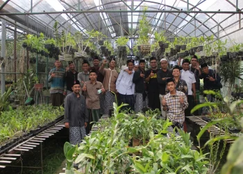 Santri Ponpes Kazun Najah, Kota Batu,di antara tanaman angrek
