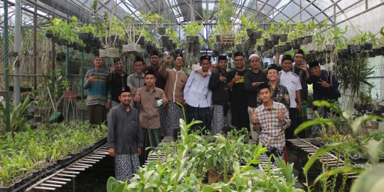 Santri Ponpes Kazun Najah, Kota Batu,di antara tanaman angrek