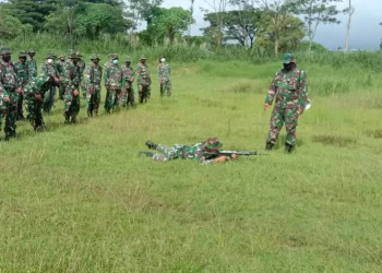 Personil Kodim 0833 latihan menembak