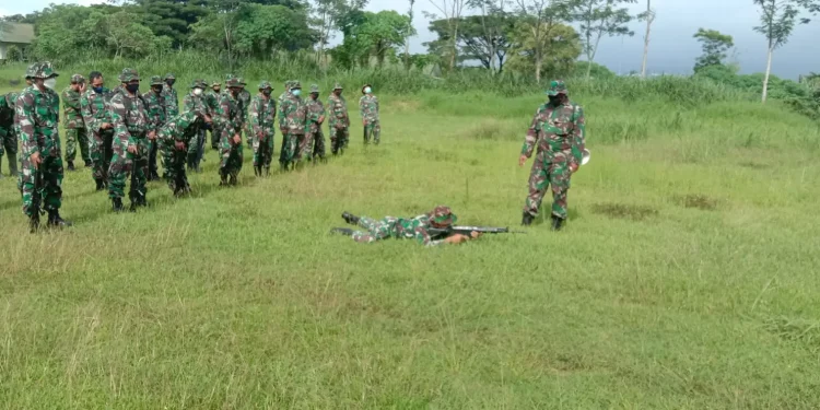 Personil Kodim 0833 latihan menembak