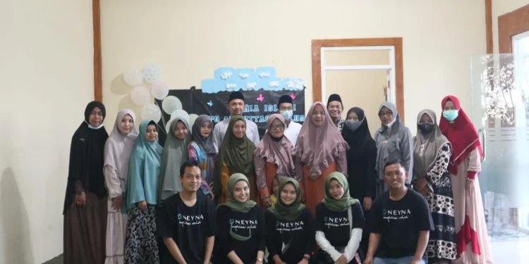 hari ibu, Neyna beri bantuan