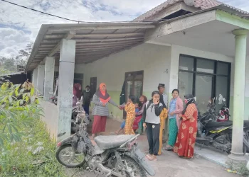 Pengungsi tiduar 1 atap dengan 40 orang lainnya