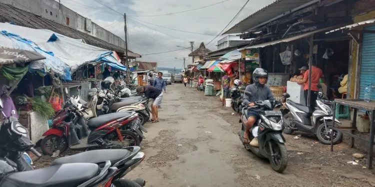 Kesibukan Pasar Besar Kota Batu.