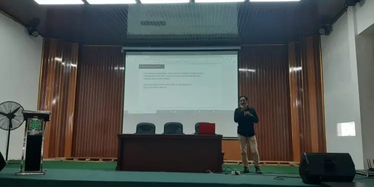 Bayu Novanta menyampaikan materi fotografi jurnalistik. Foto: Aisyah Nawangsari