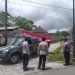 Petugas melakukan penyekatan di kawasan zona merah
