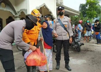 Para pengungsi dipindahkan dari masjid, lantaran tidak layak