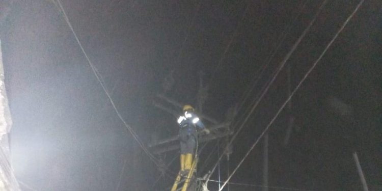 Petugas PLN melakukan pengecekan listrik padam akibat erupsi Gunung Semeru