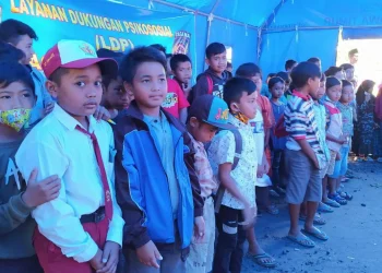 Anak-anak korban erupsi Semeru suka cita saat kembali sekolah