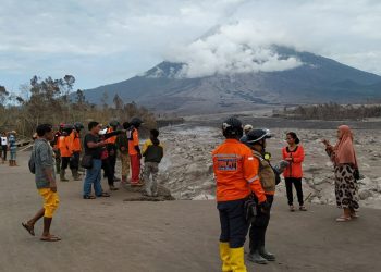 Tim Opsar tetap bergerak melakukan pencarian korban di sekitar aliran lahar Dusun Curah Kobokan, Kabupaten Lumajang. Foto: Ulul Azmy