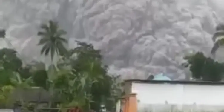 Gunung Semeru semburkan awan panas