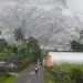 Gunung Semeru semburkan awan panas