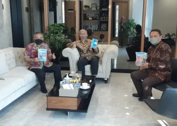 Pakar Komunikasi Dr Aqua Dwipayana Motivasi Ratusan Direksi dan Komisaris BPR dan BPRS