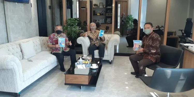 Dr Aqua Dwipayana (kiri) bersama Kepala OJK Solo Eko Junianto (tengah) didampingi Kepala Subbagian Pengawasan Bank 1 Antonius Yudianto (kanan).