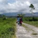 Dua perempuan warga Supiturang, Kecamatan Pronojiwo tengah berjalan dengan latar Gunung Semeru