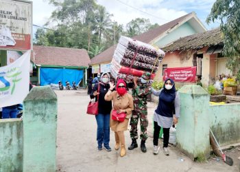 Penyaluran donasi kepada pengungi erupsi Semeru (dok)