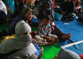 Warga terdampak erupsi Gunung Semeru di tempat pengungsian.