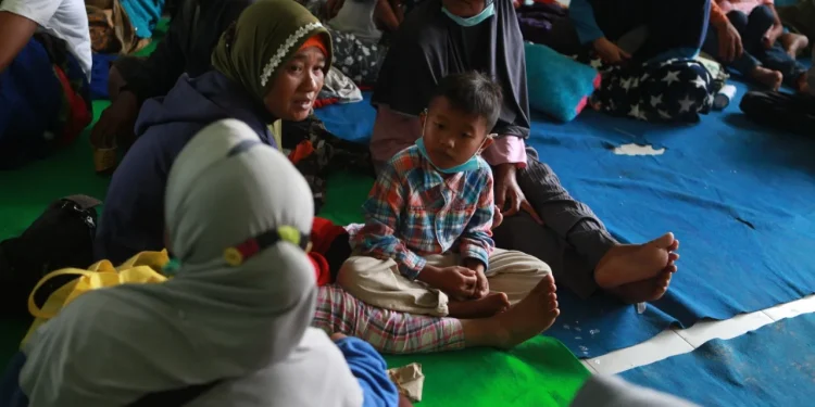 Warga terdampak erupsi Gunung Semeru di tempat pengungsian.