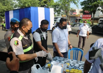 para sopir jalani test urine