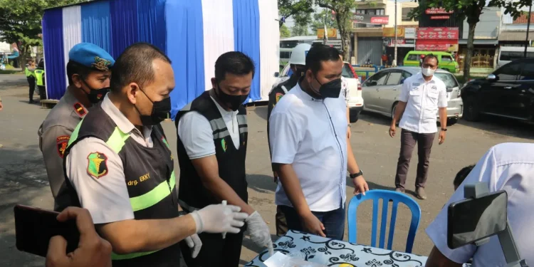 para sopir jalani test urine