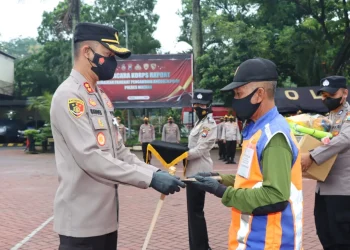 Kapolres Malang memberikan penghargaan pada Pak Yit