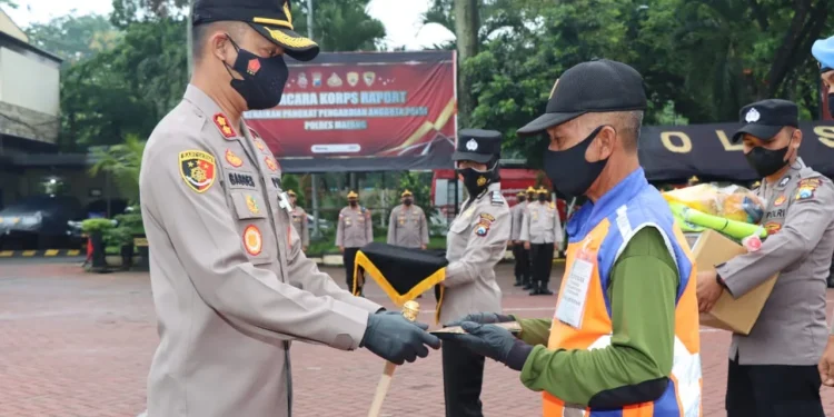 Kapolres Malang memberikan penghargaan pada Pak Yit