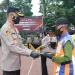 Kapolres Malang memberikan penghargaan pada Pak Yit