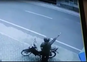 pistol - Sambil Membawa Pistol, Pengendara Motor di Bumiaji Beri Bingkisan ke Anak Kecil