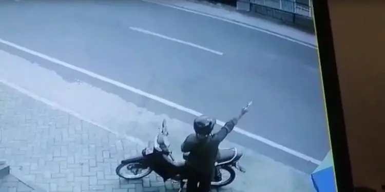 pistol - Sambil Membawa Pistol, Pengendara Motor di Bumiaji Beri Bingkisan ke Anak Kecil