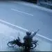 pistol - Sambil Membawa Pistol, Pengendara Motor di Bumiaji Beri Bingkisan ke Anak Kecil