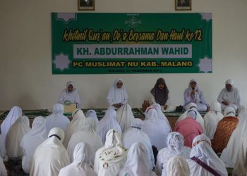 Ketua Cabang Muslimat NU Kabupaten Malang, Dra Hj Khofidah (atas tengah). Foto: dok