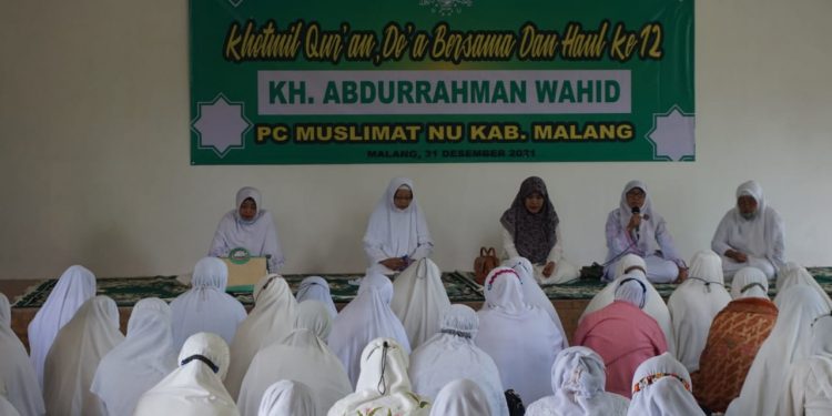 Ketua Cabang Muslimat NU Kabupaten Malang, Dra Hj Khofidah (atas tengah). Foto: dok