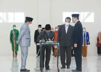 sutiaji - Sutiaji Lantik 180 Pejabat Administrasi Jadi Pejabat Fungsional