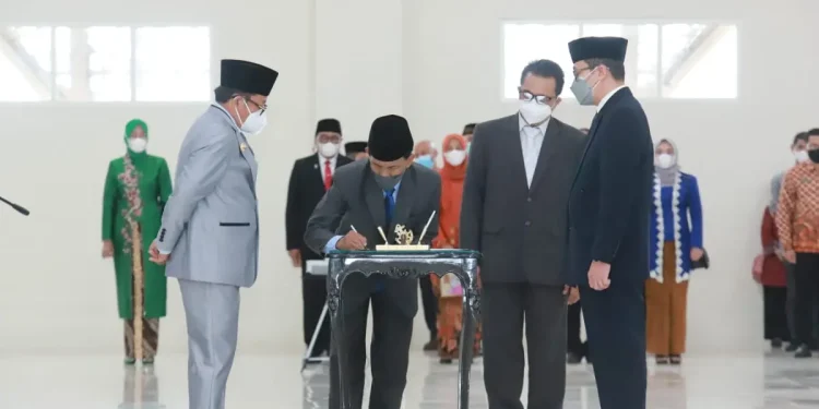sutiaji - Sutiaji Lantik 180 Pejabat Administrasi Jadi Pejabat Fungsional