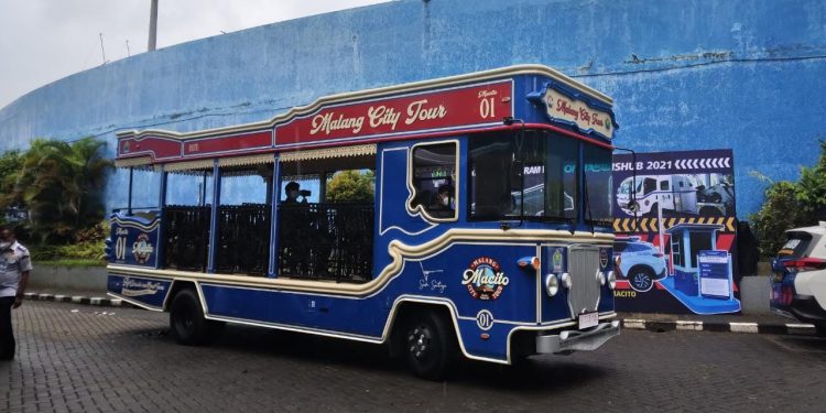 Peluncuran bus Macito yang identik dengan warna biru. Foto: Feni Yusnia