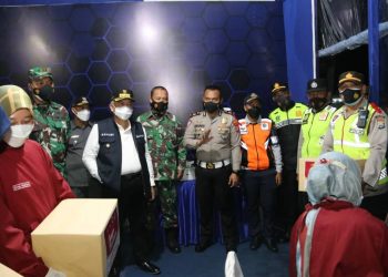 Bupati Malang, Sanusi saat meninjau Pos Pengamanan di malam tahun baru, pada Jumat (31/12/2021). Foto: dok