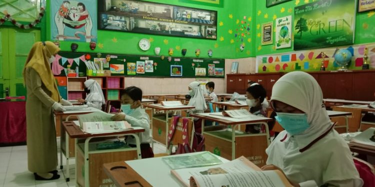 Siswa di Kota Malang menjalani pembelajaran tatap muka. Foto: M Sholeh