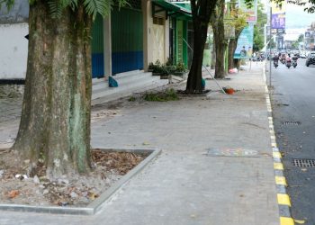 Pengerjaan trotoar jalan di KH Agus Salim Kota Batu hampir rampung dibangun. Nanti, pengerjaan trotoar ini akan mengadopsi konsep jalanan di Malioboro Yogyakarta. Foto: Ulul Azmy