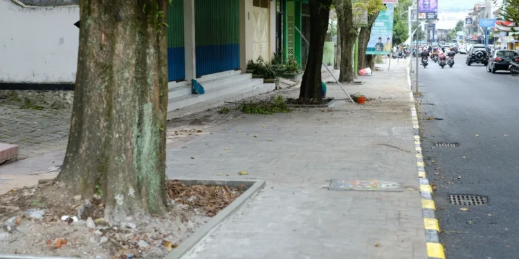 trotoar - Trotoar Dekat Alun-alun Kota Batu Akan Disulap Jadi Malioboro Mini