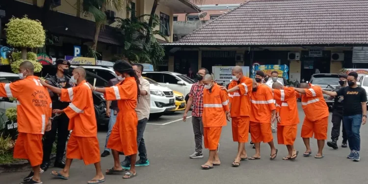 Pelaku pengeroyokan digelandang Polresta Malang Kota. Foto: M Sholeh