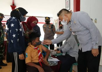 Wakil Bupati Malang, Didik Gatot Subroto saat meninjau pelaksanaan vaksinasi COVID-19 untuk anak. Foto: dok