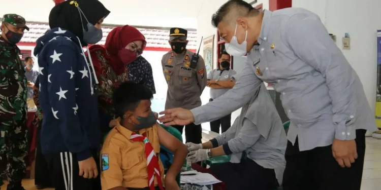 Wakil Bupati Malang, Didik Gatot Subroto saat meninjau pelaksanaan vaksinasi COVID-19 untuk anak. Foto: dok