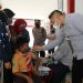 Wakil Bupati Malang, Didik Gatot Subroto saat meninjau pelaksanaan vaksinasi COVID-19 untuk anak. Foto: dok