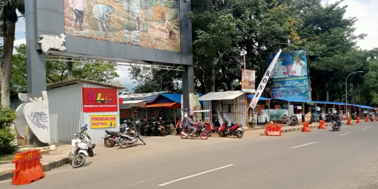 Dishub memasang road barrier guna menghalau kendaraan parkir di bahu jalan di dekat tempat relokasi pedagang Pasar Besar Kota Batu, di kawasan Stadion Brantas, Jalan Sultan Agung Kota Batu. Foto: Ulul Azmy