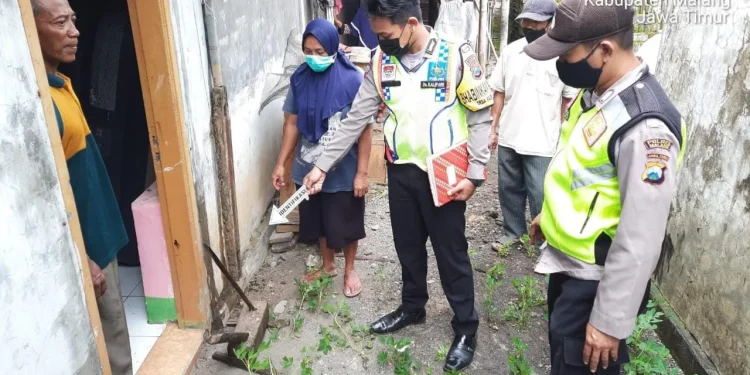 Polisi saat melakukan pemeriksaan TKP. Foto: dok