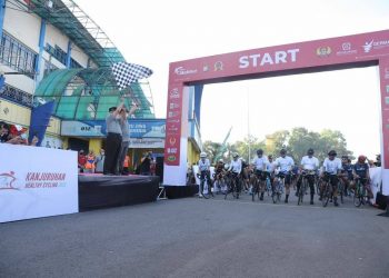 Bupati Malang, Sanusi mengibarkan bendera pertanda lomba balap sepeda dimulai. Foto: dok