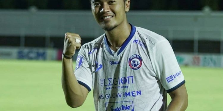 Rizky Dwi Febrianto saat melakukan selebrasi usai mencetak gol ke gawang Bhayangkara FC, di Stadion Kompyang Sujana, Bali, pada Minggu (9/1/2022). Foto: Arema FC
