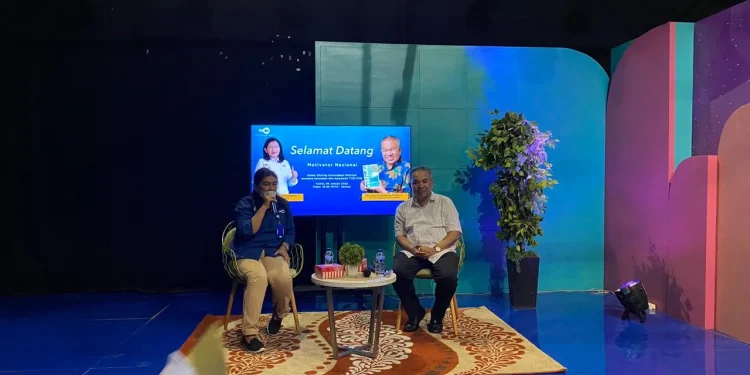 Dr Aqua Dwipayana didampingi Sanny Damanik saat memberikan Sharing Komunikasi dan Motivasi. Foto: dok