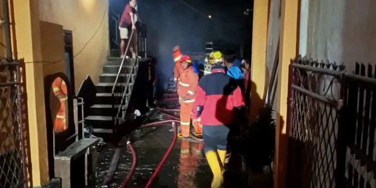 Petugas saat memadamkan kebakaran yang melahap habis pabrik tahu di Jalan Minsuwarso RT 2 RW 13 No 50 Kelurahan Sisir, Kecamatan Batu, Kota Batu, pada Rabu (12/1/2022) malam. Foto: Pusdalops BPBD Kota Batu