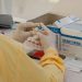 Vaksinator mengecek vaksin COVID-19 di Kota Malang. Foto: M Sholeh